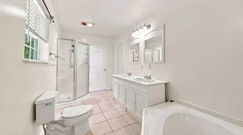 Bath - 11930 Thatch Rd, Harrison, TN 37341 photo 3 of 4
