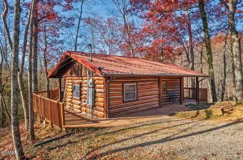 3847 Warden Branch Ln, Gatlinburg, TN 37738