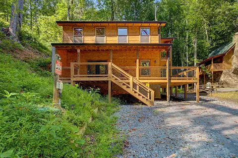 1423 School House Gap Rd, Sevierville, TN 37876