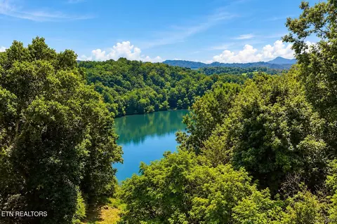 5 Rock House Rd, Kodak, TN 37764