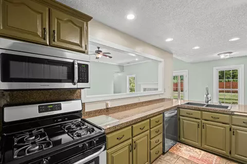 Kitchen - 371 Brierhedge Rd, Covington, TN 38019 photo 4 of 4