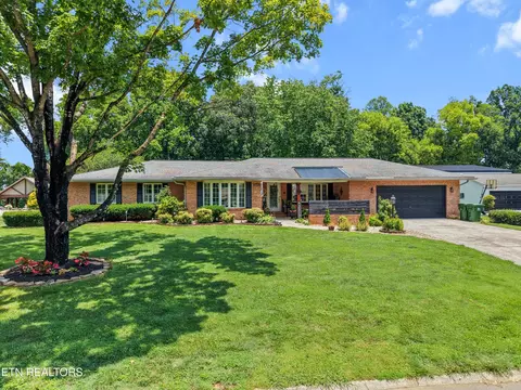 2313 Chesterfield Dr, Maryville, TN 37803
