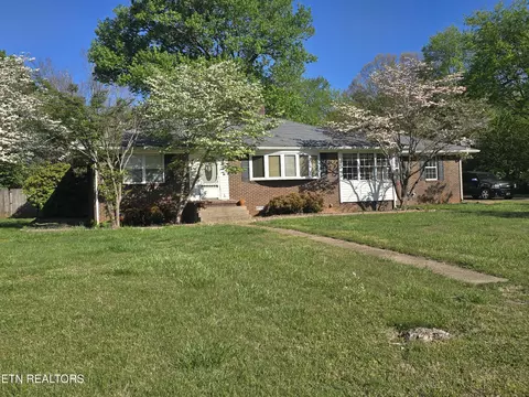 1529 Scenic Dr, Maryville, TN 37803