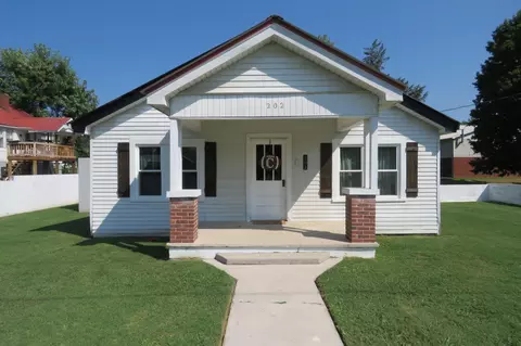 202 W 4th St, Livingston, TN 38570