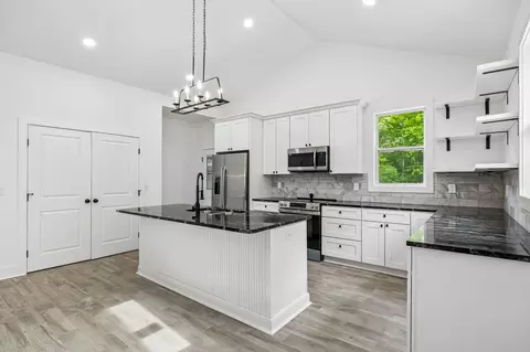 Kitchen - 1198 Rogues Fork Rd, Bethpage, TN 37022 photo 2 of 4