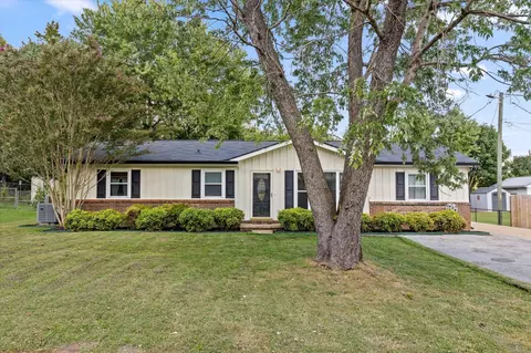 1389 Meadowood Dr, Hixson, TN 37343