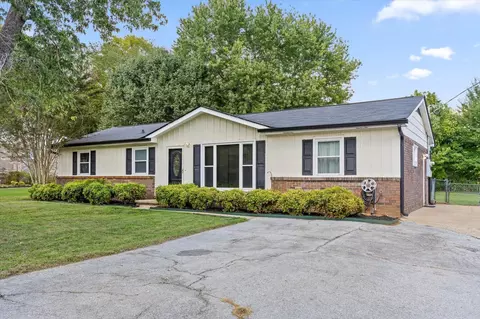 1389 Meadowood Dr, Hixson, TN 37343