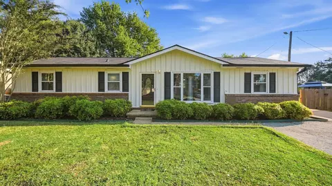1389 Meadowood Dr, Hixson, TN 37343