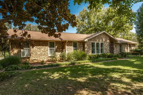 1097 Lakeshore Dr, Gallatin, TN 37066