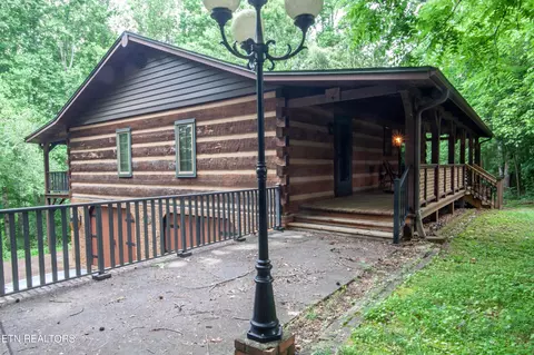 146 E Leatherwood Dr, Walland, TN 37886