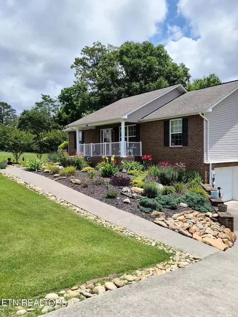 833 Quiet Oaks Way, Dandridge, TN 37725