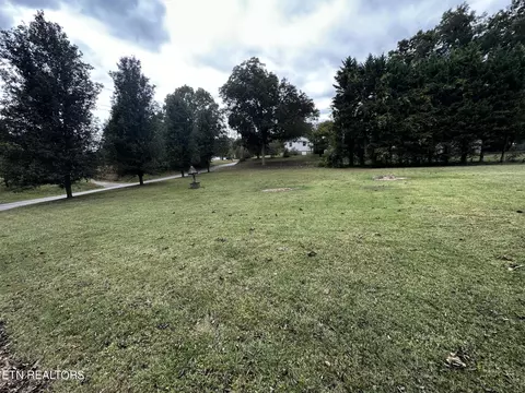 3036 Samples Rd, Louisville, TN 37777