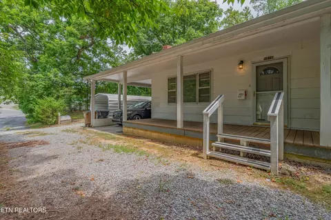 5616 N Broadway St, Knoxville, TN 37918