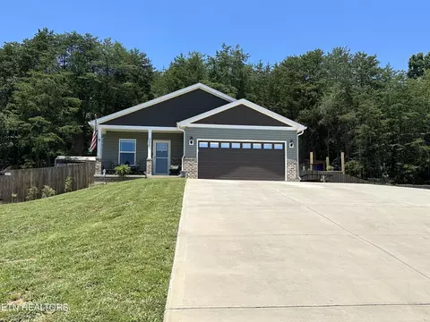 359 Garden Ln, Dandridge, TN 37725