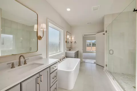 Bath - 5548 Sinclair St, Murfreesboro, TN 37127 photo 3 of 7