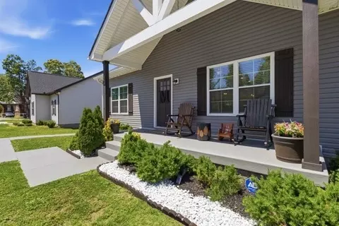 Exterior - 208 15th Ave E, Springfield, TN 37172 photo 3 of 6
