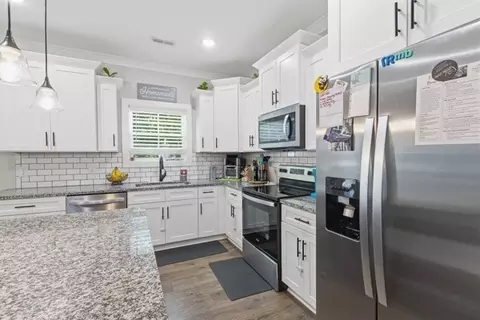 Kitchen - 208 15th Ave E, Springfield, TN 37172 photo 2 of 2