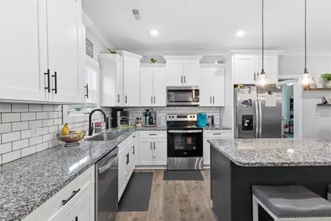 Kitchen - 208 15th Ave E, Springfield, TN 37172 photo 1 of 2