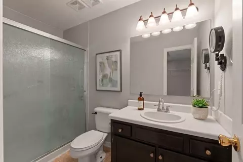 Bath - 528 Freedom Ct, Murfreesboro, TN 37129 photo 1 of 5
