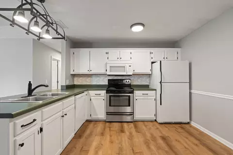 Kitchen - 528 Freedom Ct, Murfreesboro, TN 37129 photo 2 of 3