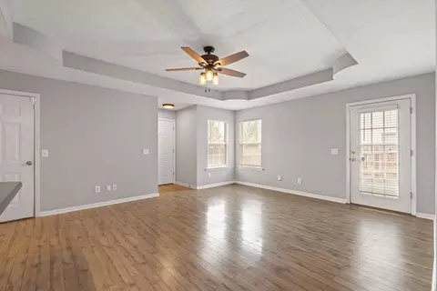 Living - 528 Freedom Ct, Murfreesboro, TN 37129 photo 5 of 6