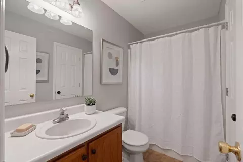 Bath - 528 Freedom Ct, Murfreesboro, TN 37129 photo 2 of 5