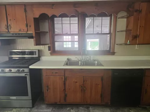 Kitchen - 6061 Us Highway 70 E, Mcewen, TN 37101 photo 4 of 4