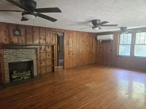 Living - 6061 Us Highway 70 E, Mcewen, TN 37101 photo 2 of 4