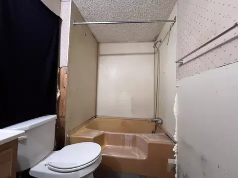 Bath - 616 Powell St, Paris, TN 38242 photo 4 of 4