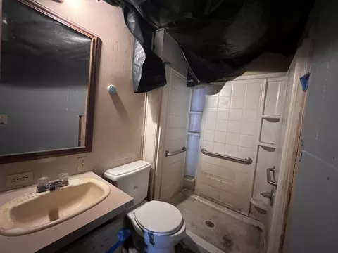 Bath - 616 Powell St, Paris, TN 38242 photo 1 of 4