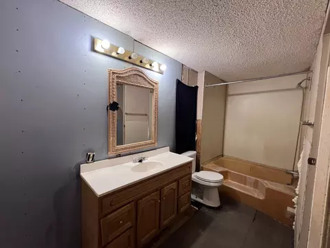 Bath - 616 Powell St, Paris, TN 38242 photo 2 of 4