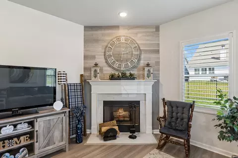 Living - 2925 Eckersley Dr, Murfreesboro, TN 37128 photo 3 of 3