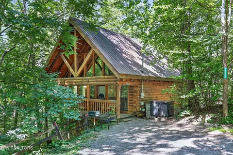 2029 Beach Front Dr, Sevierville, TN 37876
