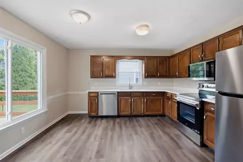 Kitchen - 1035 Silver Point Dr, Murfreesboro, TN 37130 photo 2 of 4