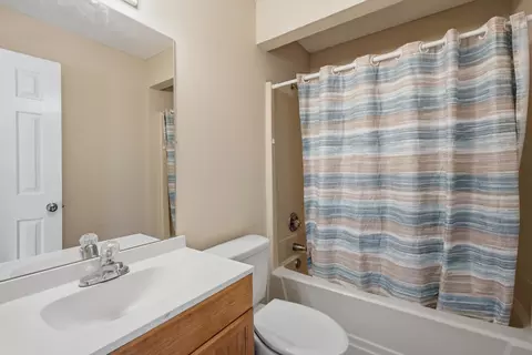 Bath - 1035 Silver Point Dr, Murfreesboro, TN 37130 photo 1 of 5