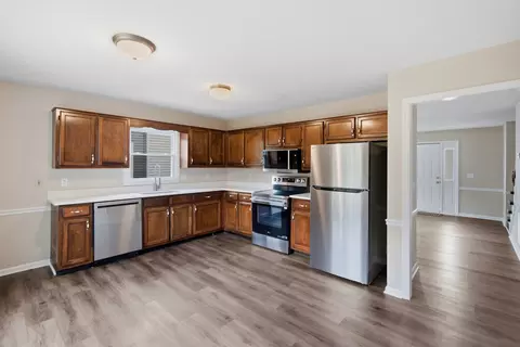 Kitchen - 1035 Silver Point Dr, Murfreesboro, TN 37130 photo 4 of 4