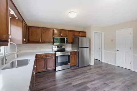 Kitchen - 1035 Silver Point Dr, Murfreesboro, TN 37130 photo 3 of 4