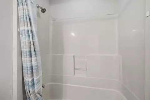 Bath - 1035 Silver Point Dr, Murfreesboro, TN 37130 photo 2 of 5
