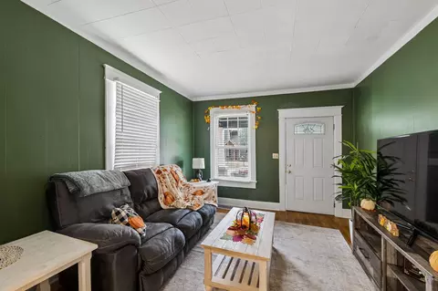 Living - 817 E Vine St, Murfreesboro, TN 37130 photo 1 of 2