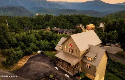 729 Bear Walk Way, Gatlinburg, TN 37738