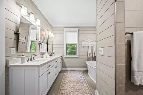 Bath - 215 Flora Ln, Manchester, TN 37355 photo 2 of 7