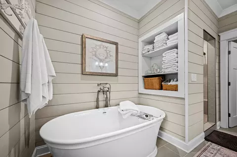 Bath - 215 Flora Ln, Manchester, TN 37355 photo 3 of 7