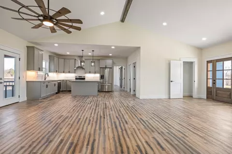Living - 9345 Fox Hill Rd, Baxter, TN 38544 photo 3 of 7