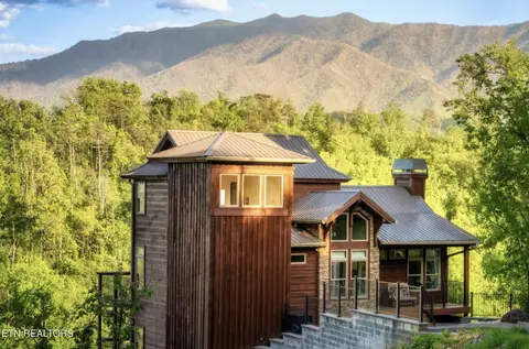 811 Sourwood Dr, Gatlinburg, TN 37738