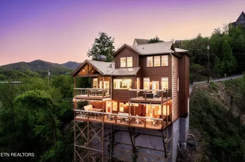 811 Sourwood Dr, Gatlinburg, TN 37738