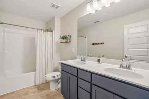 Bath - 2329 Fig Dr, Murfreesboro, TN 37127 photo 2 of 3