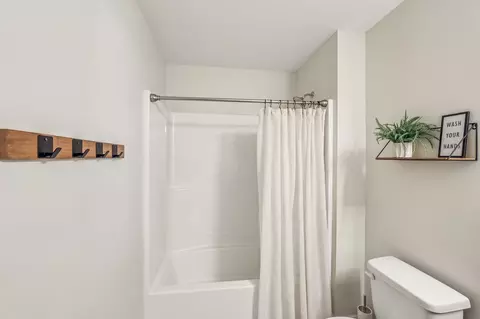 Bath - 2329 Fig Dr, Murfreesboro, TN 37127 photo 3 of 3