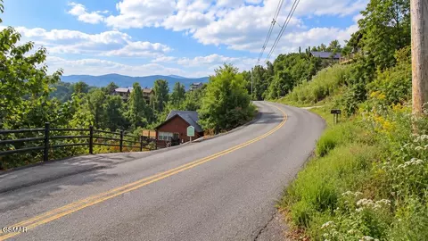 616 Wiley Oakley Dr, Gatlinburg, TN 37738