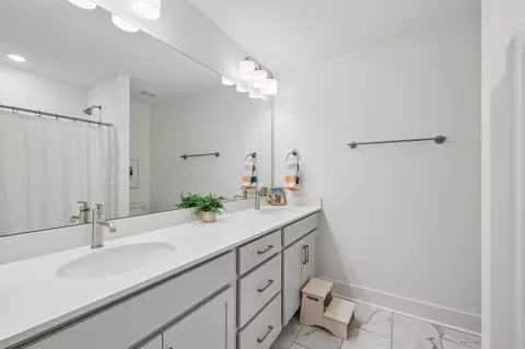 Bath - 3221 Chatfield Dr, Murfreesboro, TN 37129 photo 4 of 6