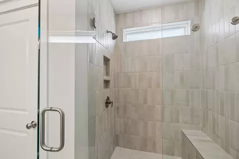 Bath - 3221 Chatfield Dr, Murfreesboro, TN 37129 photo 2 of 6